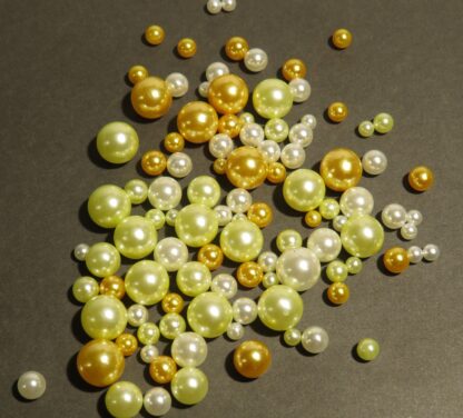Mixpåse med tre färger pärlor utan hål. 4-10mm
