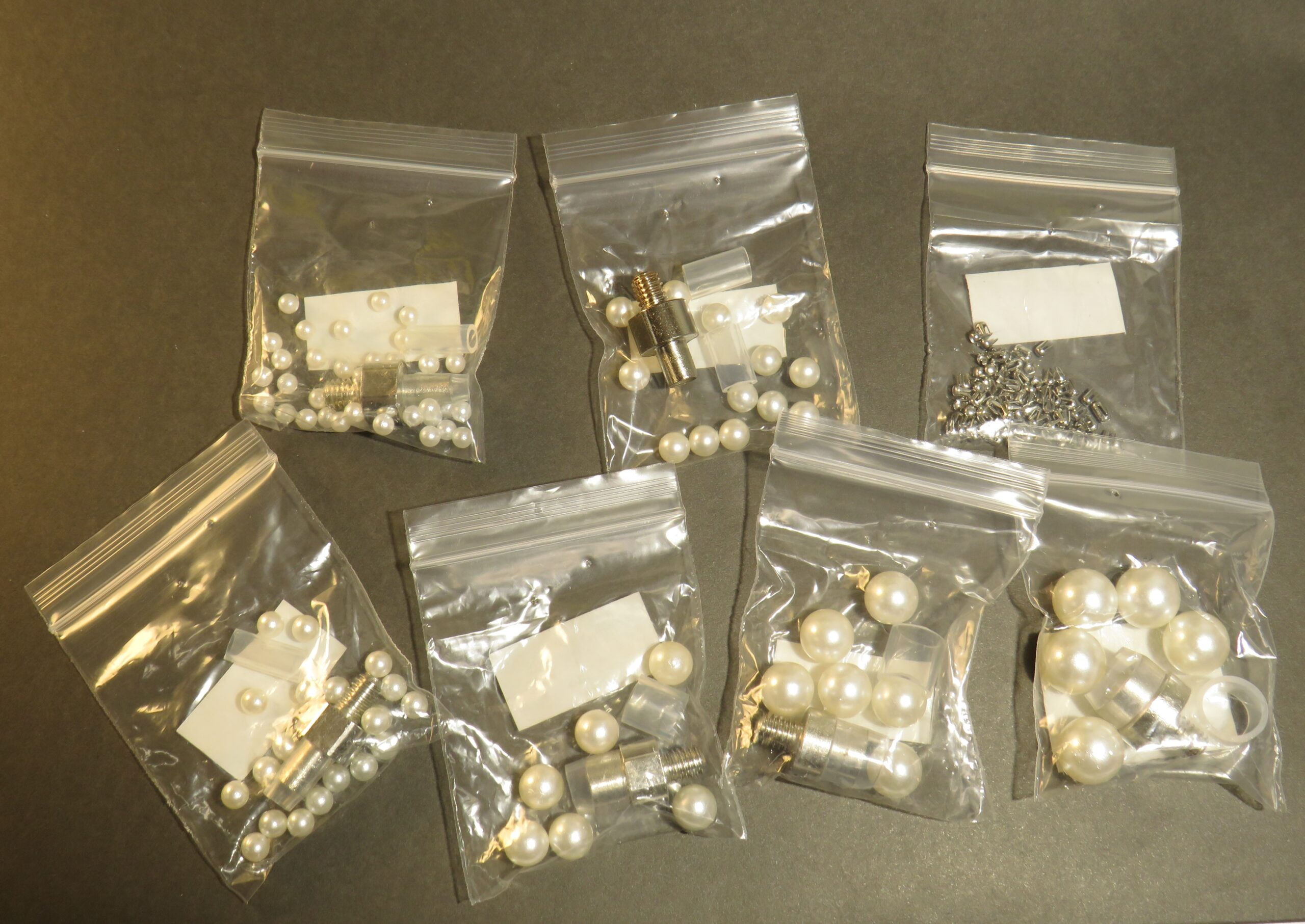 pärlsättare med 6 insatser Startkit för pärlsättare med både pärlor och nitar till varje storlek.